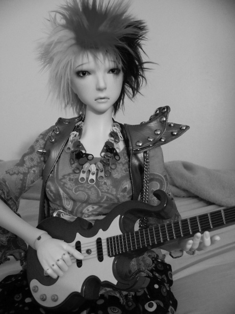 http://www.oddpla.net/blog/dolls/lolapaprika/guitar2/100_5820.JPG