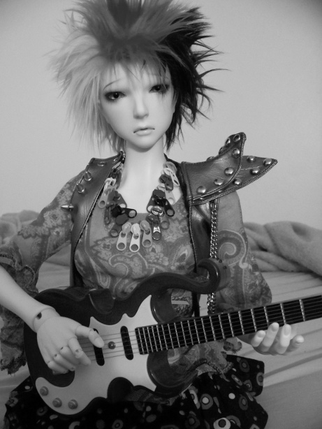 http://www.oddpla.net/blog/dolls/lolapaprika/guitar2/100_5824.JPG