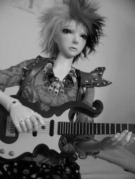 http://www.oddpla.net/blog/dolls/lolapaprika/guitar2/100_5826.JPG